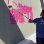 Após vandalismo e pichação, prefeitura de São Bernardo faz limpeza em viaduto na Lions