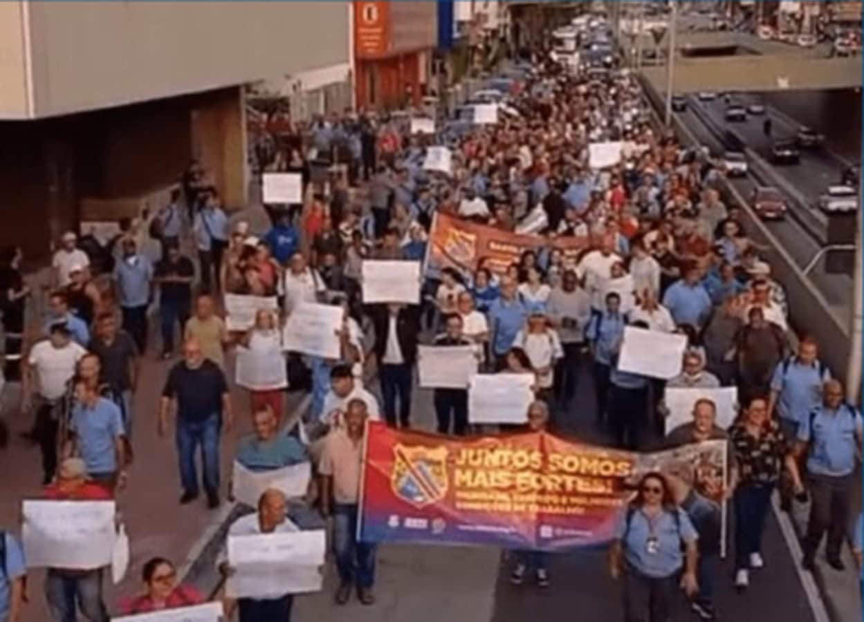 Motoristas e cobradores ameaçam greve no ABC e paralisam terminal em Sto.André