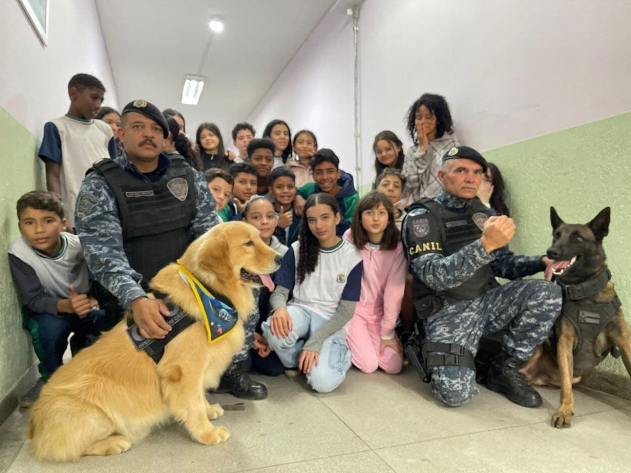 Projeto leva cães da GCM de Ribeirão Pires para ações educativas nas escolas