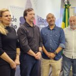 Guto Volpi entrega ofício com áreas para 500 moradias populares em Ribeirão Pires