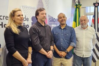 Guto Volpi entrega ofício com áreas para 500 moradias populares em Ribeirão Pires