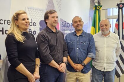 Guto Volpi entrega ofício com áreas para 500 moradias populares em Ribeirão Pires