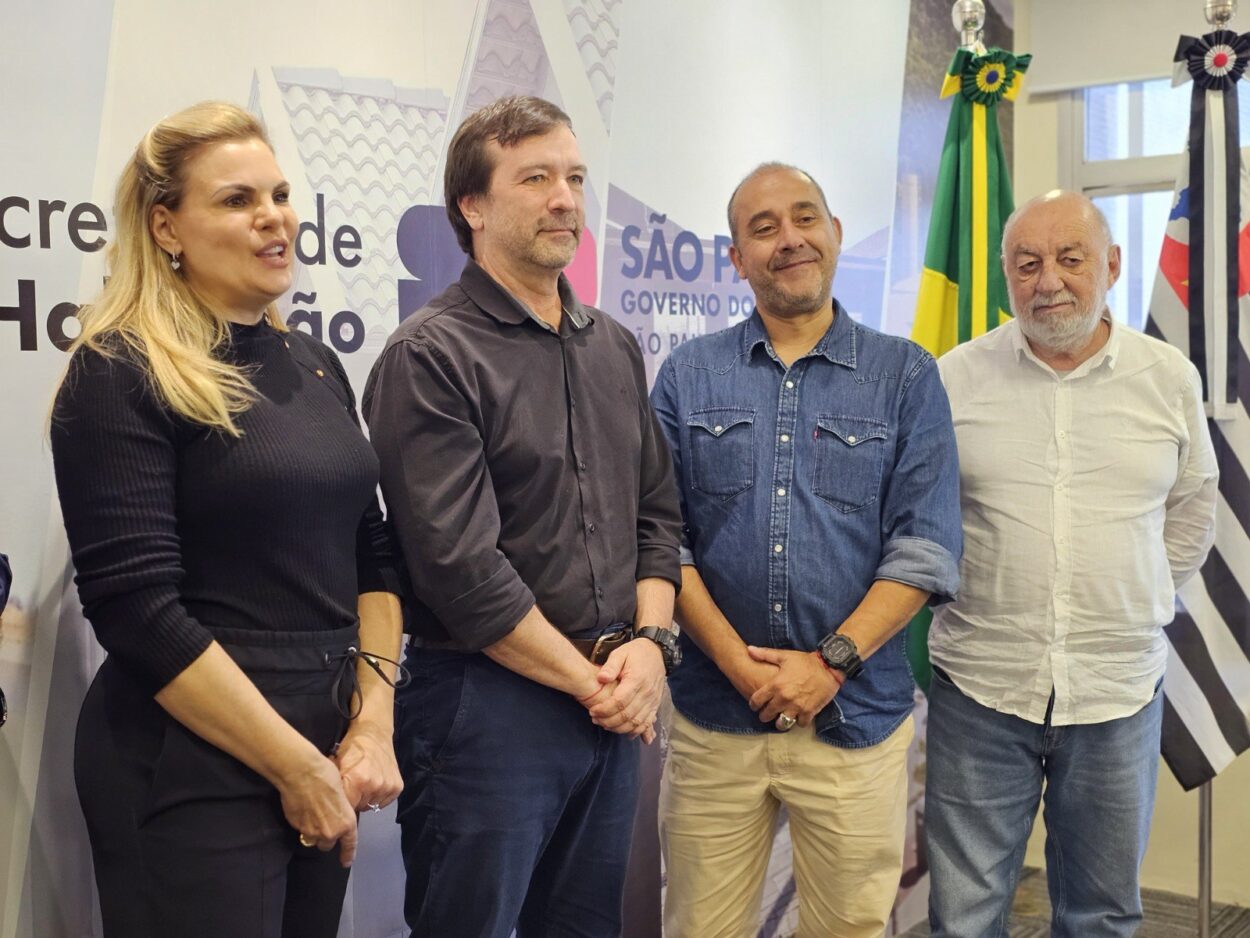 Guto Volpi entrega ofício com áreas para 500 moradias populares em Ribeirão Pires
