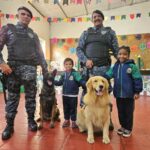 GCM de Ribeirão Pires leva cães do Canil para ação educativa com 140 alunos da rede municipal