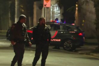 Agentes isolaram a área para a realização de perícia da Polícia Civil em frente a casa no Morumbi