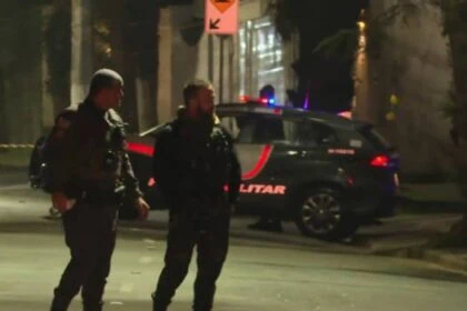 Agentes isolaram a área para a realização de perícia da Polícia Civil em frente a casa no Morumbi