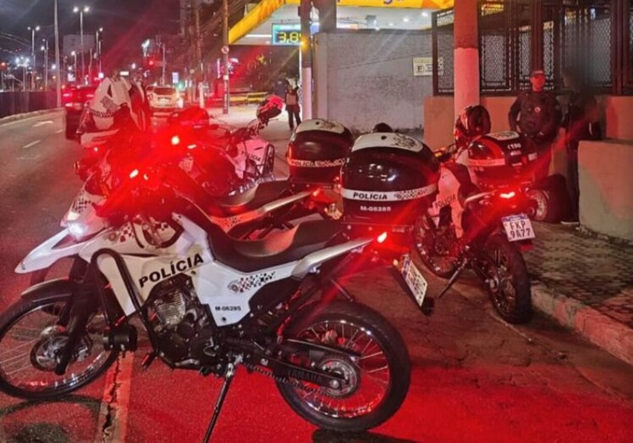 policiais da 2ª Companhia do 6º BPM/M abordaram uma motocicleta Yamaha/Crypton 115 na Avenida Pereira Barreto.