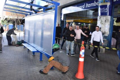 Santo André requalifica e instala novos pontos de ônibus com investimentos do Promobi: prefeito Gilvan vistoria