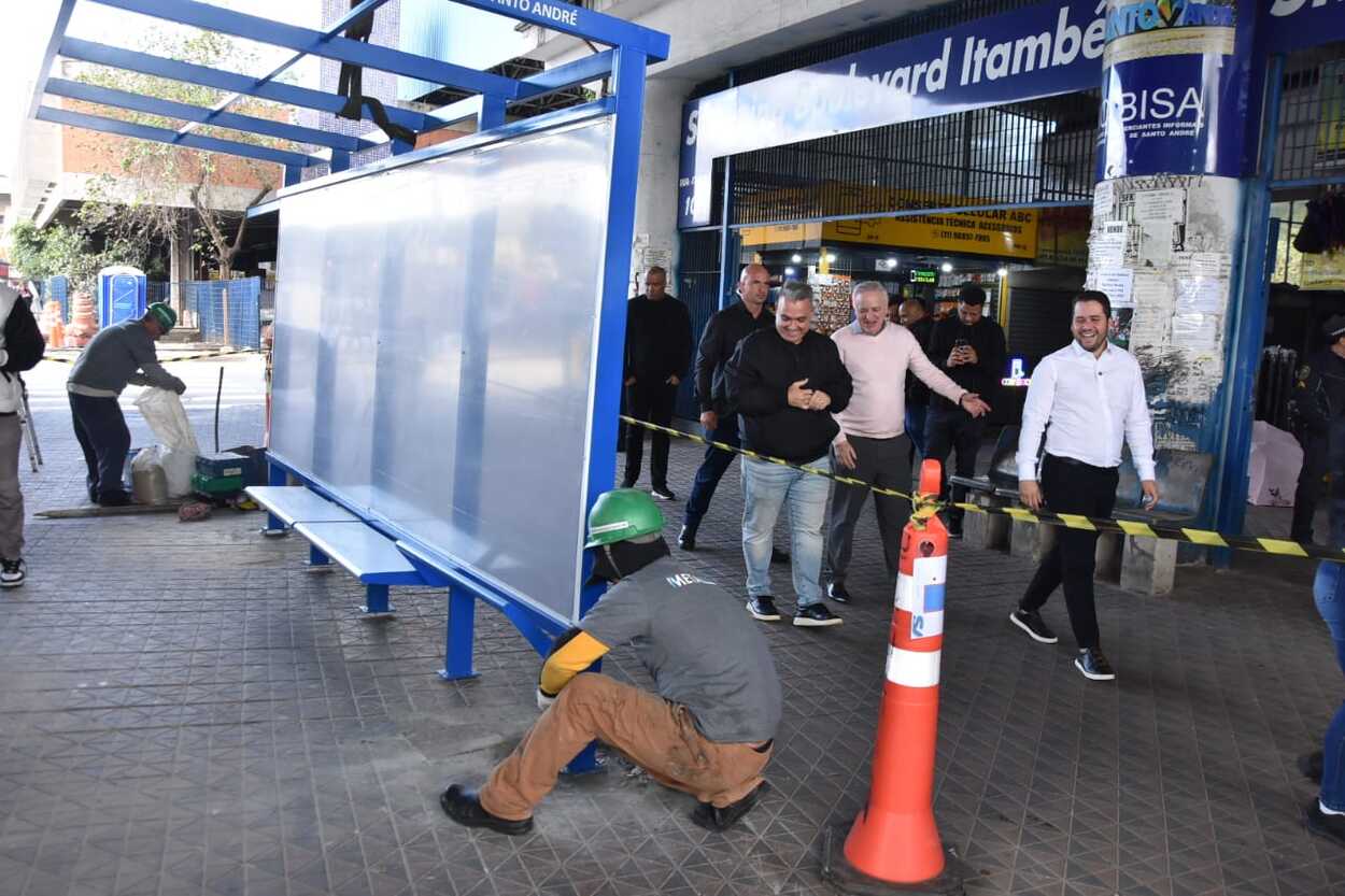 Santo André requalifica e instala novos pontos de ônibus com investimentos do Promobi: prefeito Gilvan vistoria