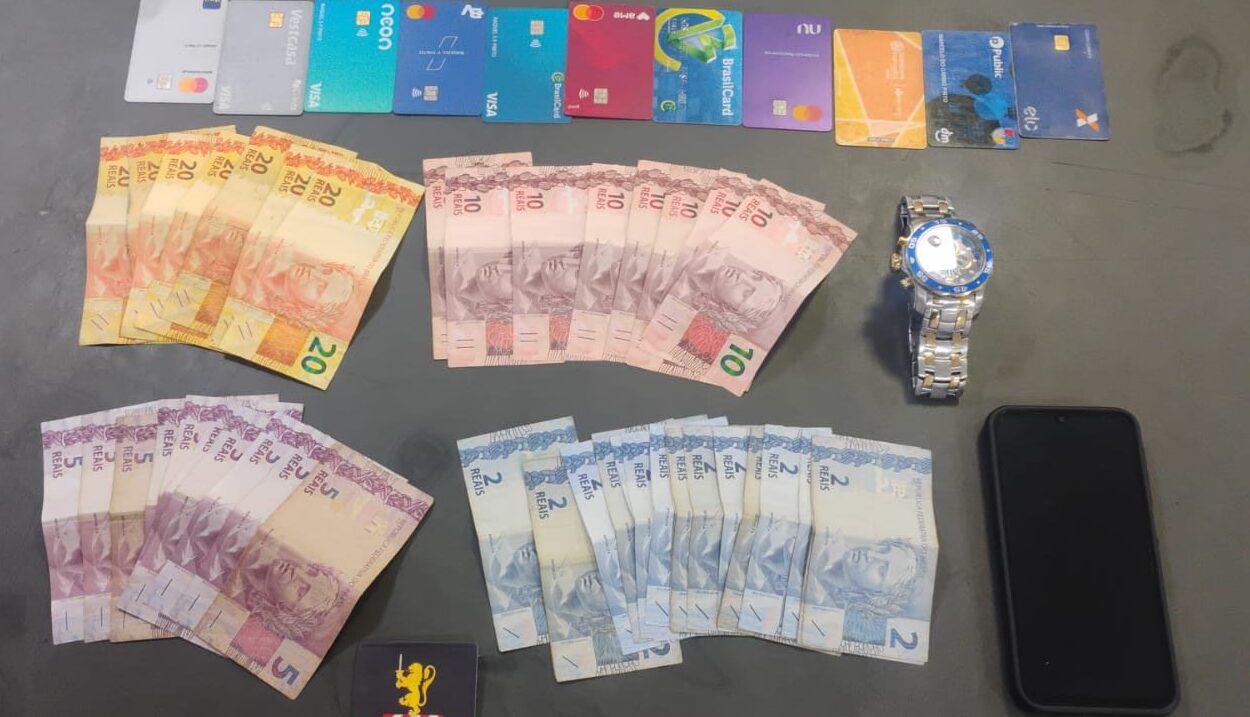 Durante a revista pessoal, foi encontrada uma quantia de R$ 304,00 em espécie, além de 11 cartões de diversos bancos, um relógio e um celular