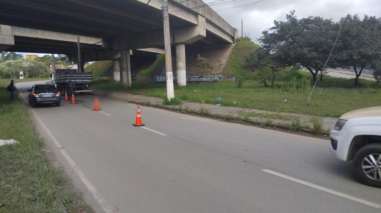 Motociclista perde a vida no local após colisão, na Rua Luiz Rodrigues da Silva, no bairro Nova Mauá