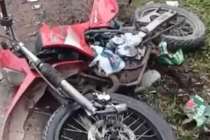Acidente entre carro de operadora de telefonia e moto deixa vítima em Ribeirão Pires 