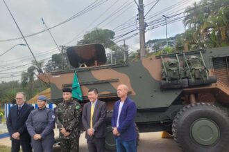 Prefeito Taka “batiza” blindado do Exército neste feriado de 9 de julho de 25