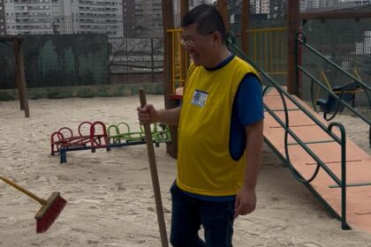 Mão na enxada: Prefeito Taka se une a 200 voluntários para revitalizar escola em Diadema