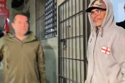 Padrasto acusado de envenenar enteado sai porta porta da frente da delegacia em SBC