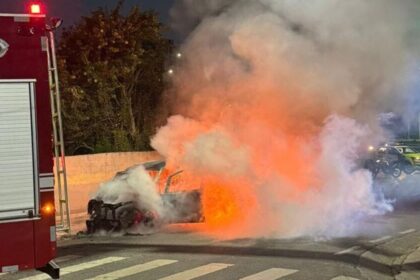 Carro pega foto em São Caetano após colisão com outro veículo.