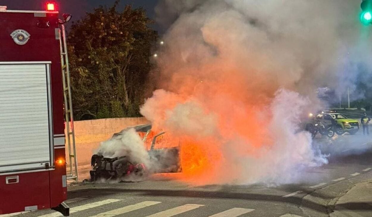Carro pega foto em São Caetano após colisão com outro veículo. 