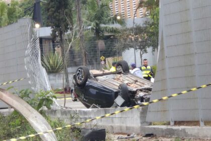 Três mulheres ficam feridas em acidente na Anchieta; carro capota e invade pátio da Volks