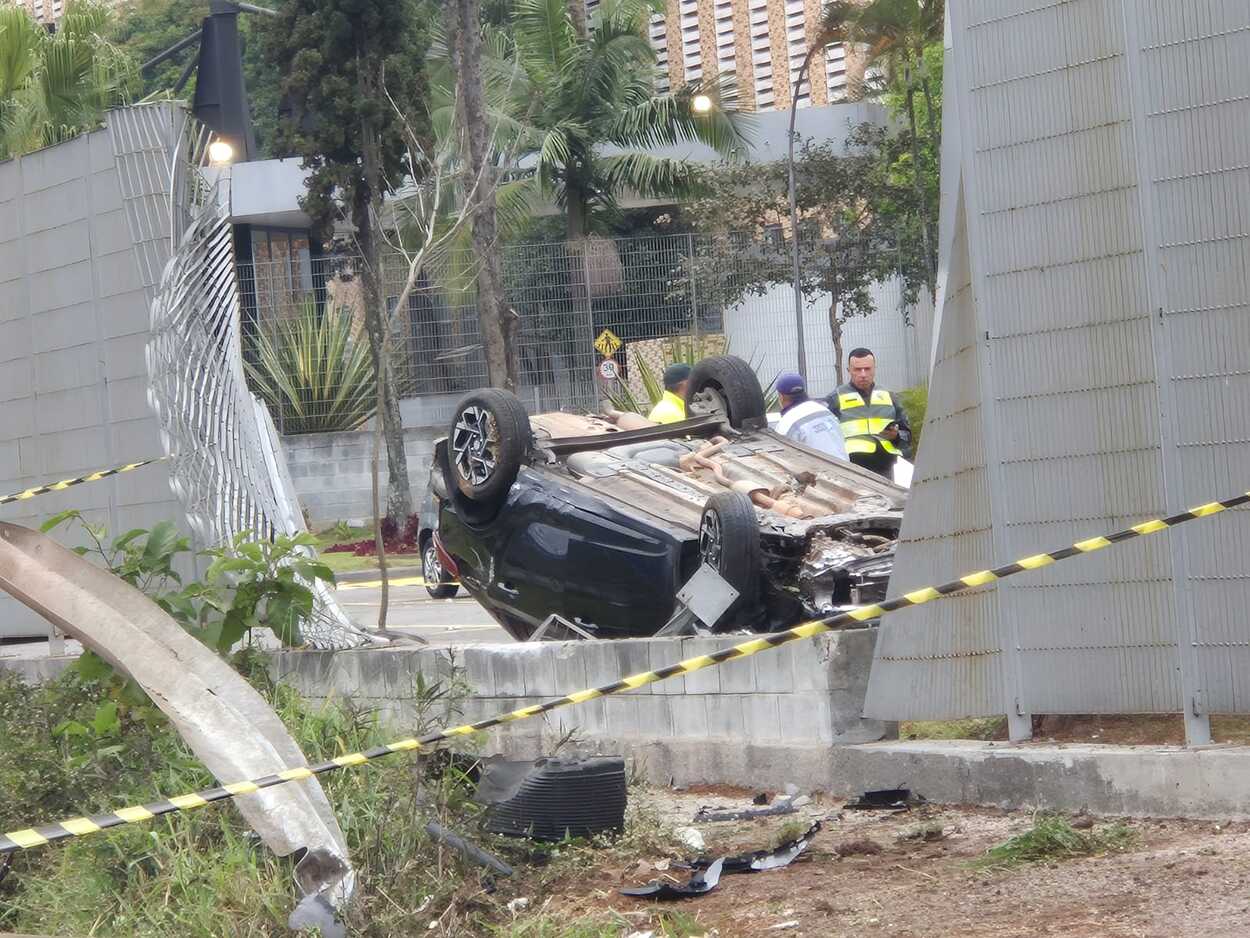 Três mulheres ficam feridas em acidente na Anchieta; carro capota e invade pátio da Volks