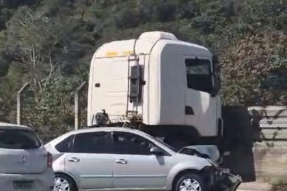 Mulher fica ferida após colisão entre carro e caminhão em São Bernardo