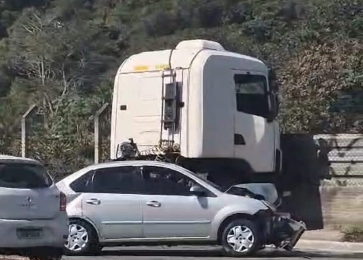 Mulher fica ferida após colisão entre carro e caminhão em São Bernardo