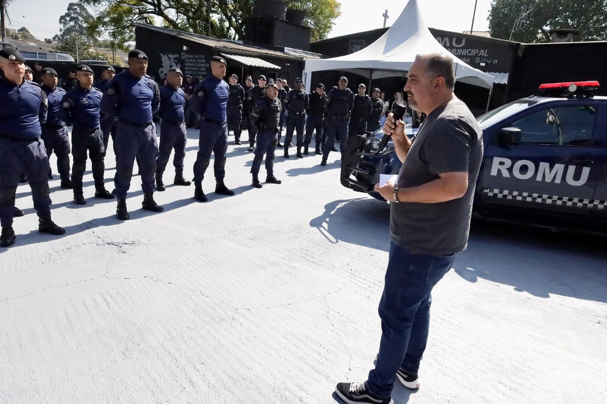 GCM de Mauá entrega braçais da ROMU a agentes que concluíram curso tático 