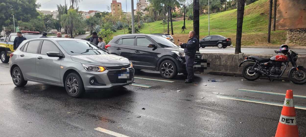 Colisão envolve motocicleta e mais dois veículos após homem atravessar fora da faixa de pedestres