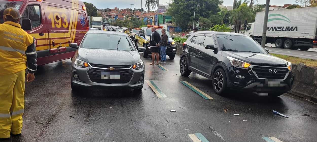 Pedestre atropelado por moto na Faixa Azul causa colisão de outros veículos em Sto.André.