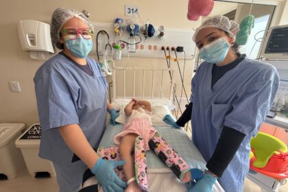 Hospital da Mulher de São Bernardo celebra desenvolvimento de bebê prematura com uso de órtese personalizado
