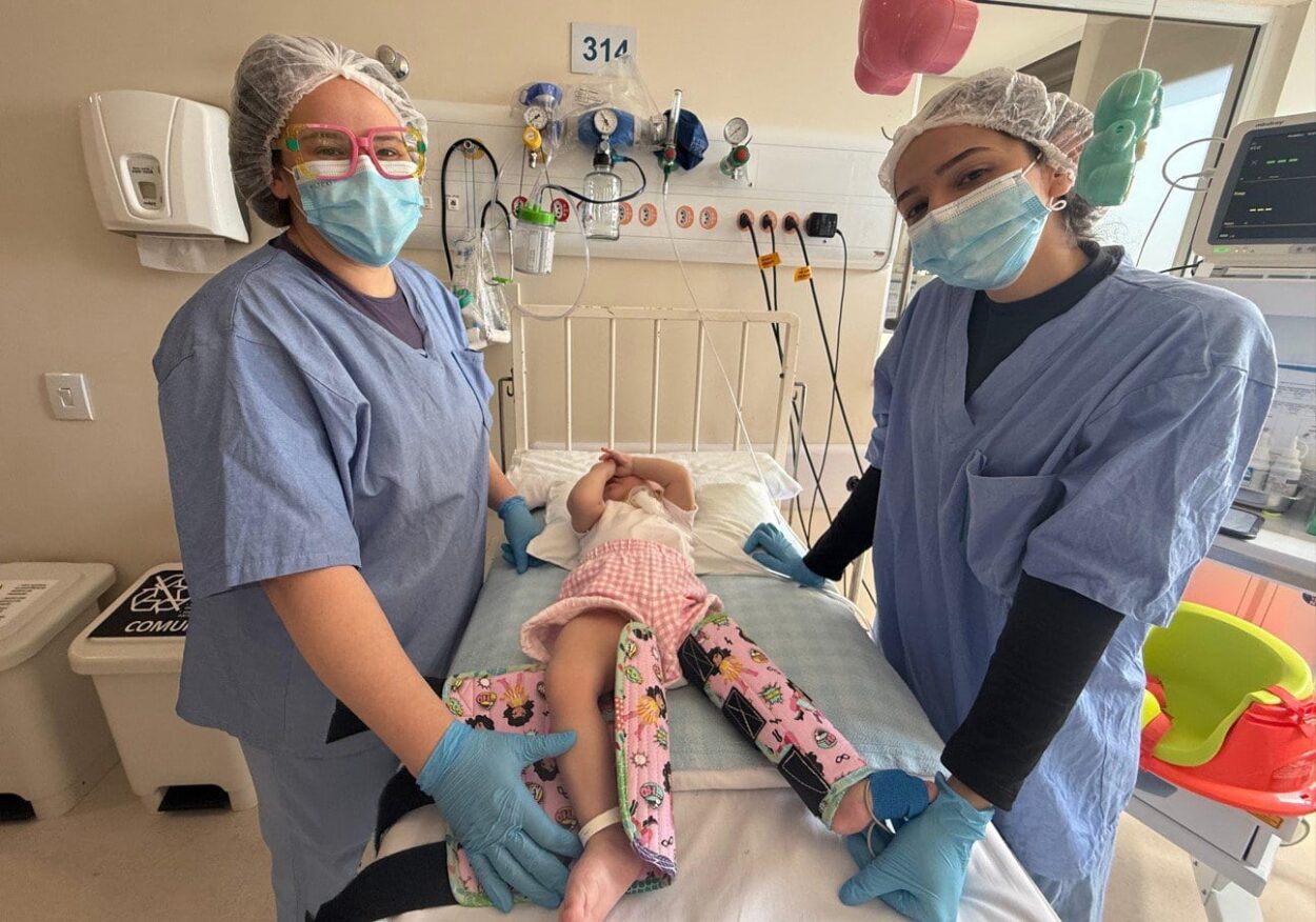 Hospital da Mulher de São Bernardo celebra desenvolvimento de bebê prematura com uso de órtese personalizado
