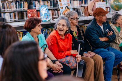 Atividade em biblioteca fortalece vínculos e saúde de idosos em São Bernardo