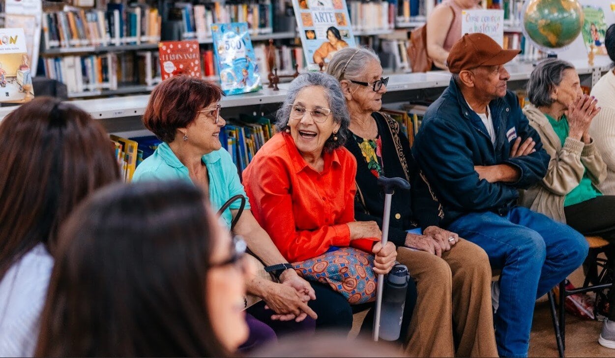 Atividade em biblioteca fortalece vínculos e saúde de idosos em São Bernardo