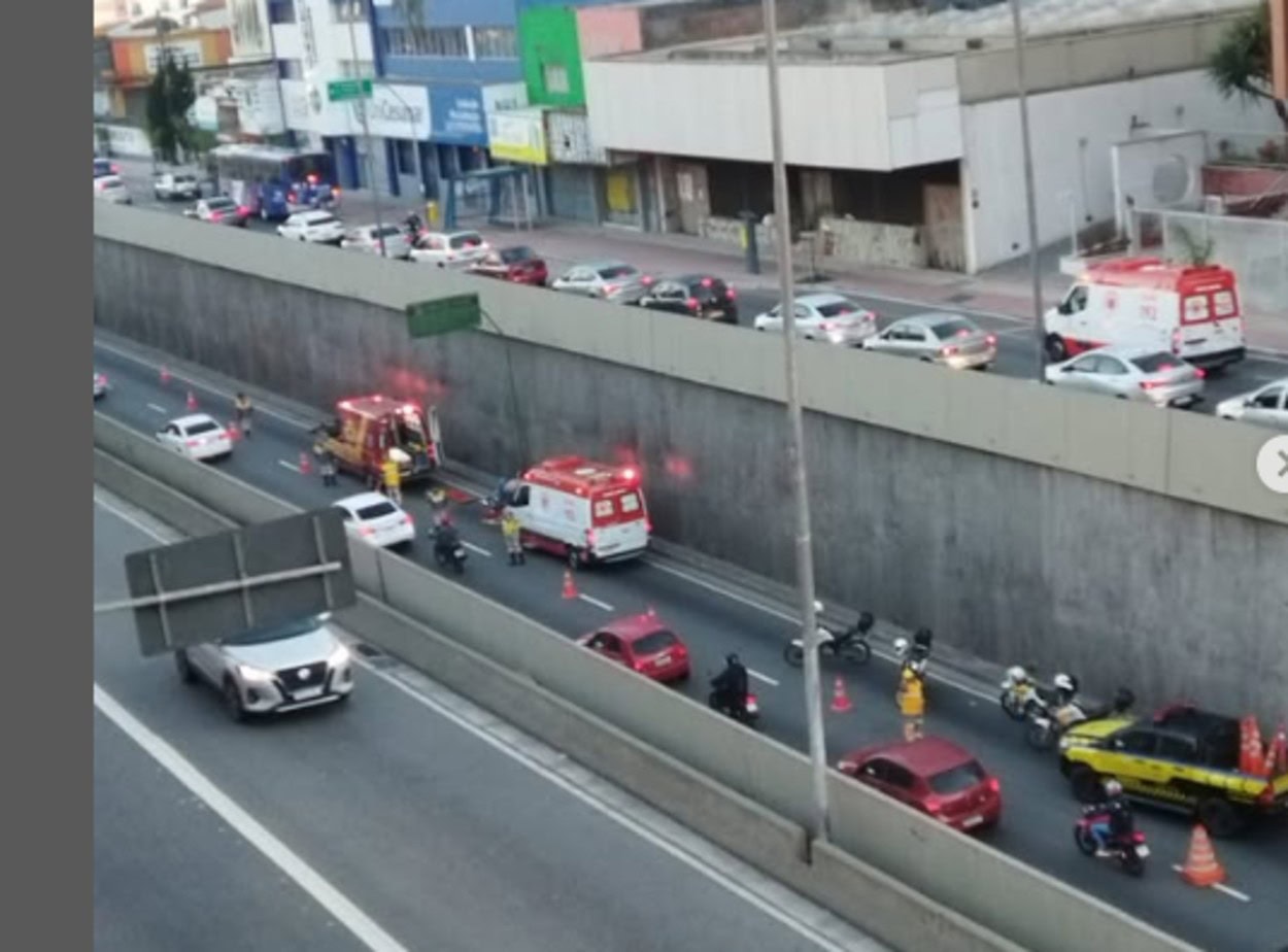 Em Santo André, motociclista morre em acidente na avenida Perimetral