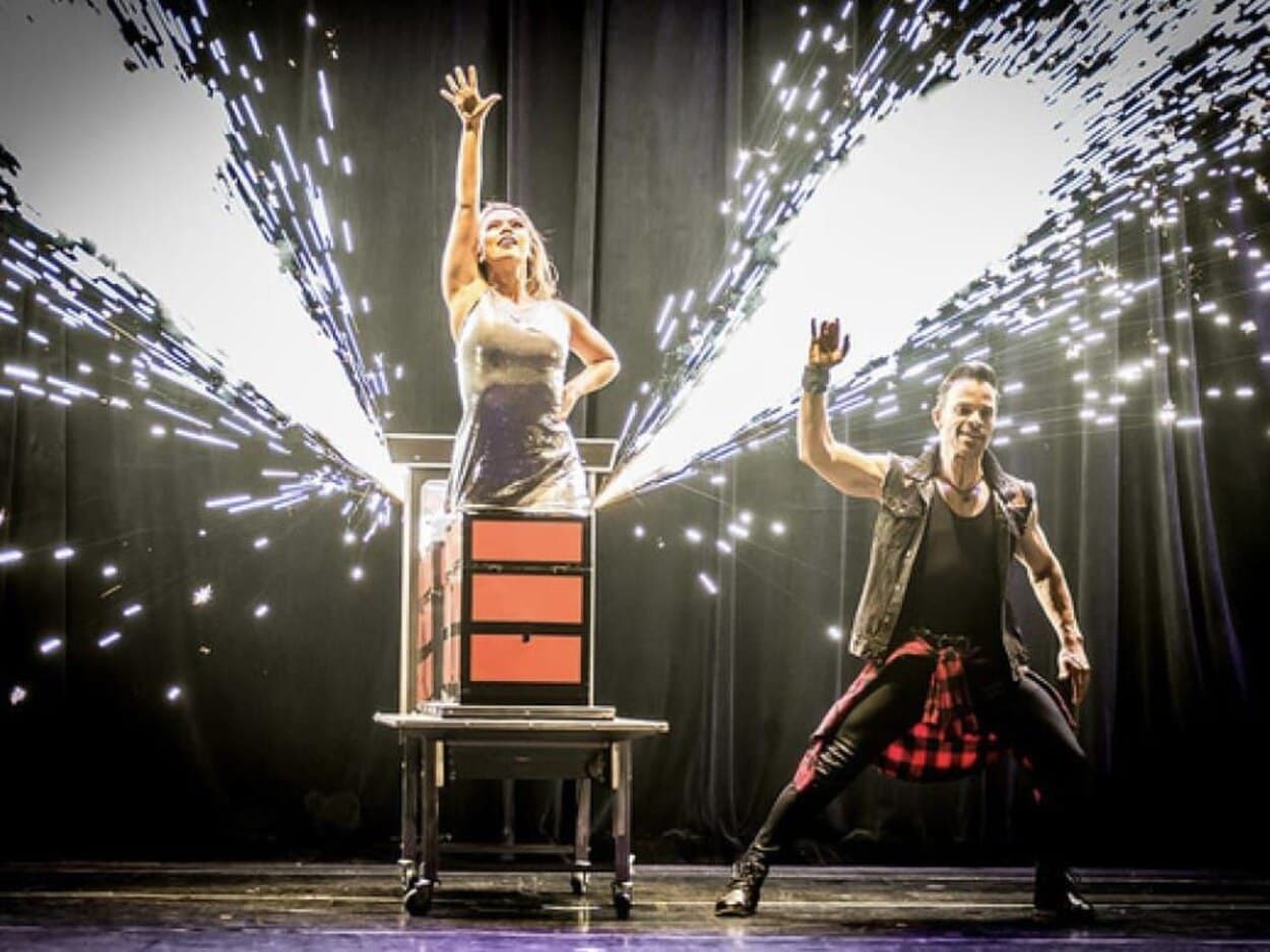 Procon Santo André orienta consumidores para as férias de julho* _Cuidados essenciais nas compras e contratações de viagens e passeios devem ser prioridade_ Santo André, 7 de julho de 2025 - O Procon Santo André elaborou dicas importantes para o consumidor ficar atento no mês de julho, período em que há um aumento natural pela procura por viagens, passeios e atividades de lazer para toda a família. “Esta época exige atenção redobrada por parte dos consumidores. É justamente quando nossa equipe costuma registrar um crescimento nas demandas relacionadas a compras mal planejadas, problemas com pacotes turísticos, hospedagens, passagens aéreas e até mesmo fraudes em compras on-line de ingressos e passeios”, destaca a diretora do Procon Santo André, Aline Romanholli. O Código de Defesa do Consumidor (Lei nº 8.078/90) garante uma série de direitos importantes que precisam ser observados com atenção. Um dos princípios básicos do CDC é o direito à informação clara e adequada (art. 6º, inciso III). Isso significa que toda oferta deve apresentar, de forma ostensiva e compreensível, o preço total, as condições de pagamento, as regras de cancelamento, o que está incluído no serviço contratado e quais são as eventuais penalidades em caso de desistência. Por exemplo, ao contratar um pacote de viagem por uma agência, o consumidor deve exigir um contrato por escrito, em que estejam especificadas as datas, horários, hospedagens, traslados e todos os serviços que serão prestados. “É comum que consumidores, ao adquirirem promoções divulgadas em redes sociais ou em sites de intermediação, não tenham atenção aos detalhes do contrato e acabem frustrados ao perceberem que taxas extras não estavam incluídas ou que o hotel não possui a estrutura anunciada. Em casos assim, o fornecedor pode ser responsabilizado por publicidade enganosa”, pontua a diretora do Procon Santo André. Também é preciso observar o direito de arrependimento, que garante ao consumidor o prazo de sete dias para desistir de compras feitas fora do estabelecimento comercial, como pela internet ou telefone, com direito à devolução integral dos valores pagos. “Esse direito é especialmente importante para quem adquire passagens ou ingressos on-line, desde que não haja usufruto do serviço antes do cancelamento”, complementa Aline. Outro ponto que merece atenção é a segurança nas compras. O consumidor deve sempre verificar se o site é confiável, evitando clicar em links enviados por mensagens de texto, e-mails ou redes sociais, que muitas vezes simulam promoções de grandes empresas. O ideal é que o consumidor digite o endereço do site diretamente no navegador e confirme se o endereço eletrônico começa com "https", o que indica uma conexão segura. Além disso, o Procon destaca que é importante consultar o “Reclame Aqui”, que fornece um histórico de reclamações das empresas e a devolutiva aos consumidores. Com relação aos passeios e atrações locais, é importante verificar se a empresa é regularizada, se oferece contrato ou recibo, e se fornece cobertura de seguro, especialmente em atividades com crianças ou que envolvam transporte. Em caso de problemas, o consumidor deve procurar o fornecedor de imediato, e, não sendo resolvido, pode registrar reclamação no Procon. “Férias deve ser um sinônimo de lazer, descanso e boas memórias. Para isso, o consumo responsável, a leitura atenta dos contratos e a busca por fornecedores confiáveis são atitudes essenciais”, finaliza a diretora do Procon Santo André, Aline Romanholli. Atendimento - Em caso de dúvidas, orientações, denúncias e reclamações, o Procon Santo André realiza atendimentos on-line, que devem ser encaminhados para o e-mail procon@santoandre.sp.gov.br. Os atendimentos presenciais são realizados de segunda a sexta, das 8h às 16h, mediante agendamento pelo link http://www.santoandre.sp.gov.br/agendamento. Os munícipes podem entrar em contato ainda pelo número 3356-9200 para outras informações. 