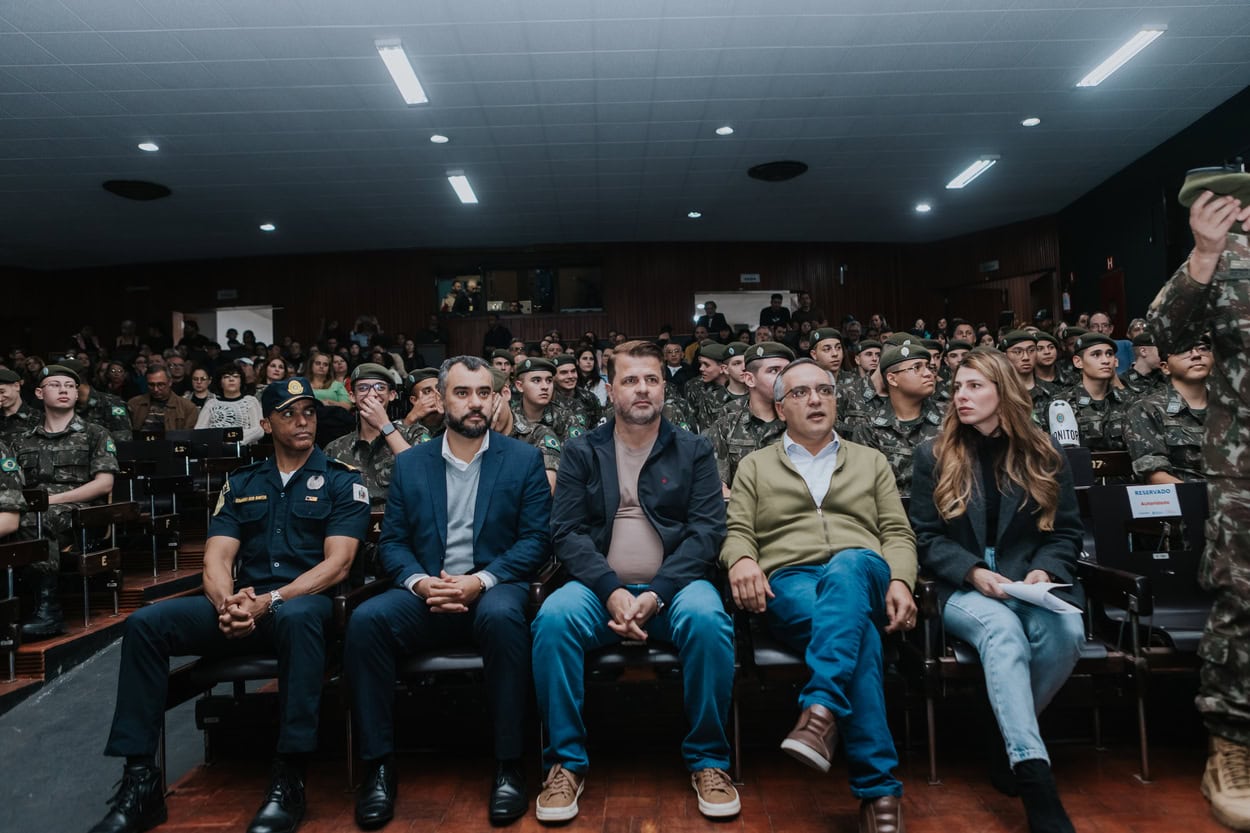 Marcelo Lima entregou cheque simbólico a integrantes do Tiro de Guerra em evento que reuniu também os familiares dos 100 beneficiários