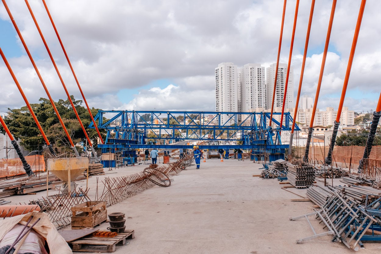 Ligação de aduelas do Viaduto Estaiado Robert Kennedy é concluída e obra finaliza 1ª fase