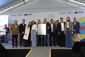 Zana Lima, esposa de Marcelo Lima, comparece a inauguração e tem nome em placa