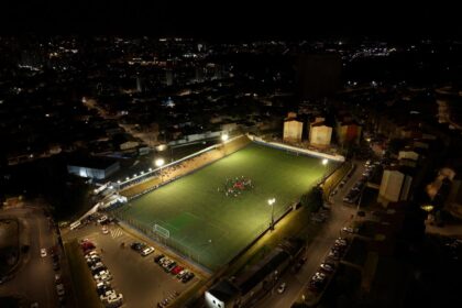São Bernardo entrega de novas iluminações nos campos do Ferrazópolis e Corinthinhas