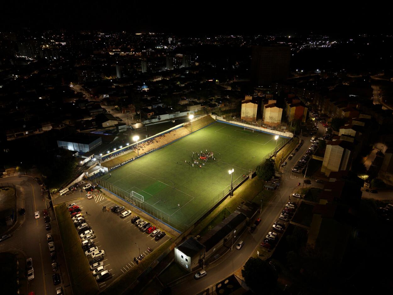 São Bernardo entrega de novas iluminações nos campos do Ferrazópolis e Corinthinhas