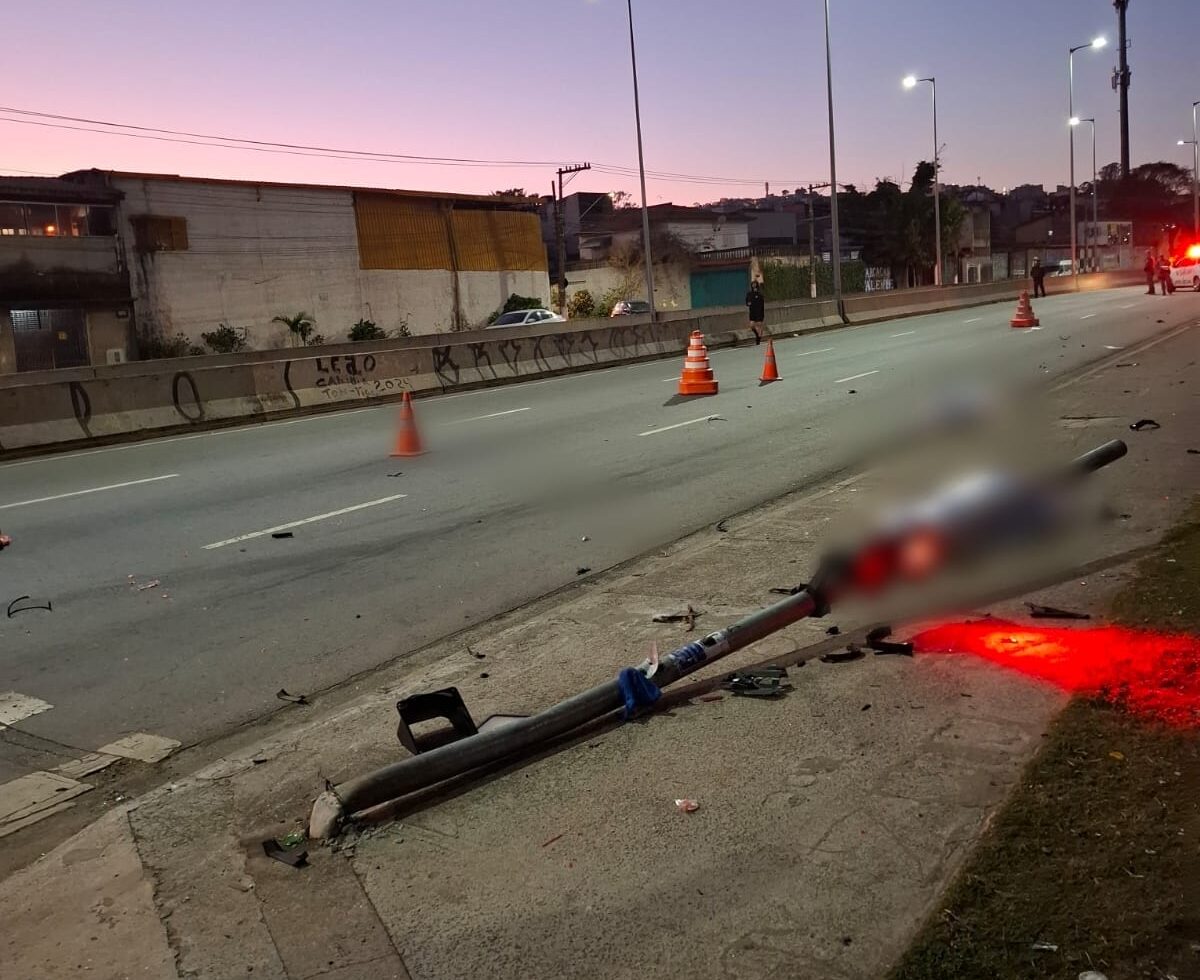 Vítimas foram encontradas caídas ao lado de motocicleta na Avenida Professor Luís Inácio de Anhaia Melo; causas do acidente são investigadas