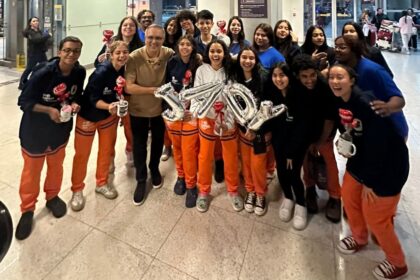 Eles voltaram! Estudantes de São Bernardo retornam da Irlanda em meio a muita emoção