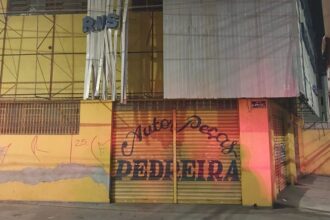 Indivíduos foram flagrados com materiais subtraídos e reconhecidos por testemunha no local do furto