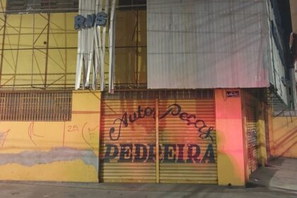 Indivíduos foram flagrados com materiais subtraídos e reconhecidos por testemunha no local do furto