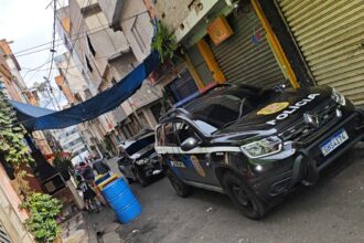 Dono de tabacaria é preso em Diadema por vender bebida a menores e produtos ilegais