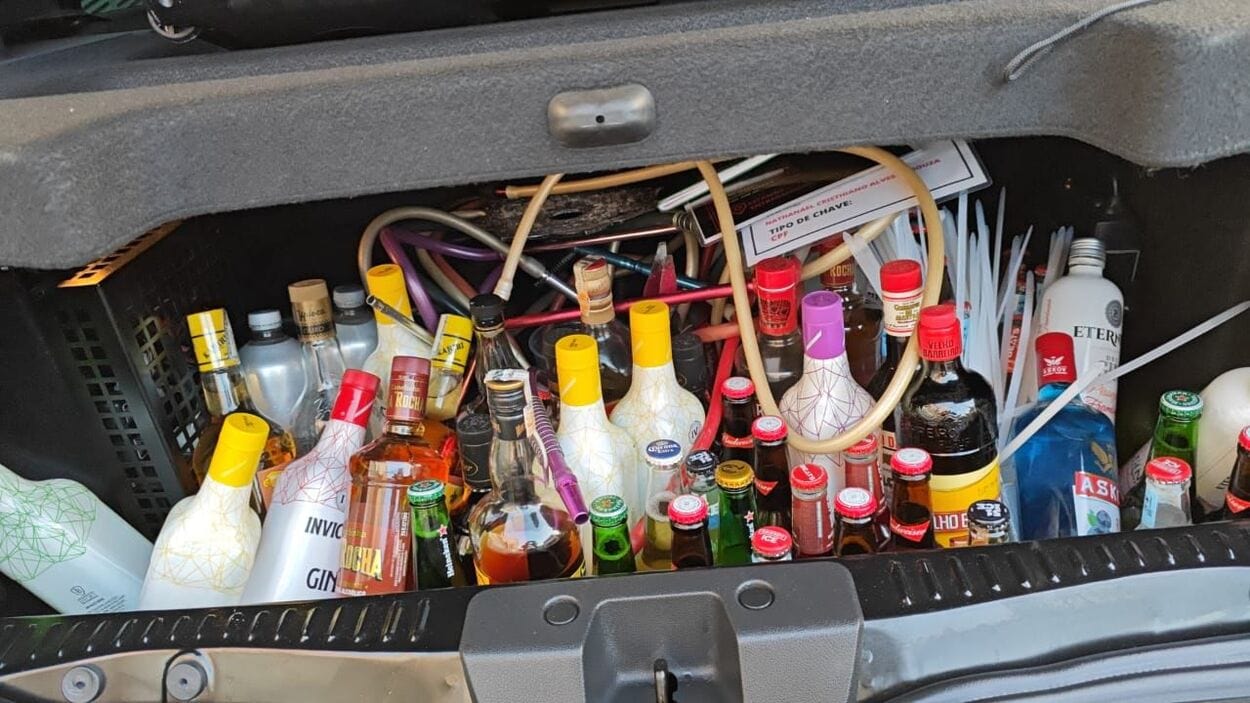 Operação policial encontra produtos ilegais, além de outras irregularidades e menores de 17 e 13 anos em estabelecimento durante a madrugada.