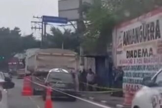 Jovem morre após carro bater na traseira de caminhão na av. Piraporinha, em Diadema