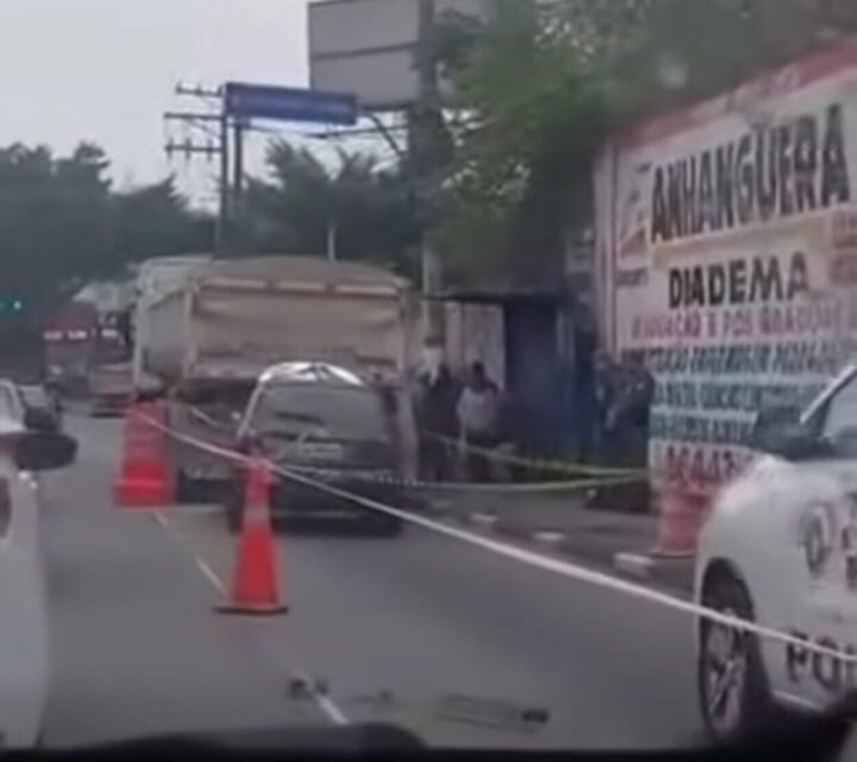 Jovem morre após carro bater na traseira de caminhão na av. Piraporinha, em Diadema