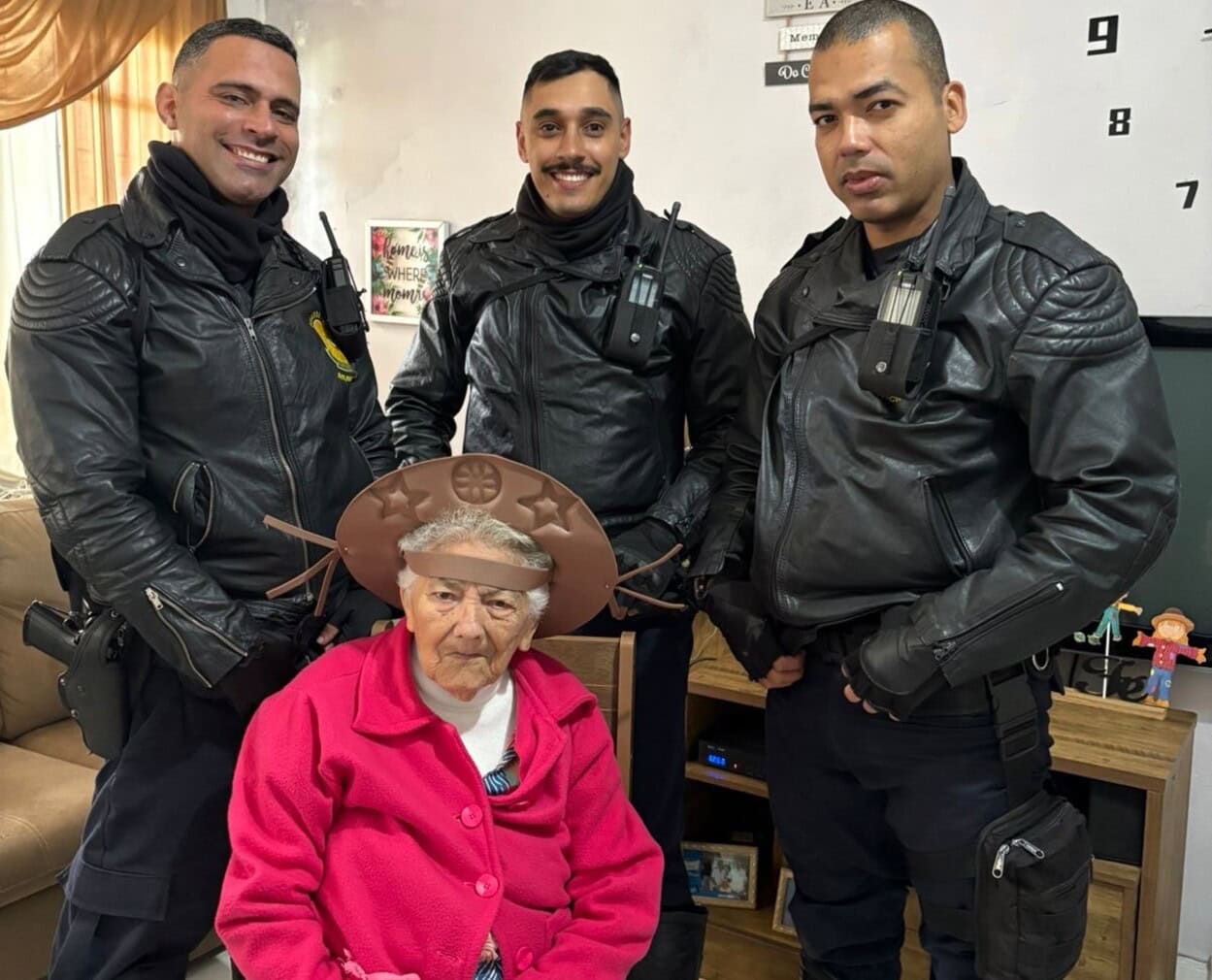 GCM de São Bernardo faz visita surpresa para aniversariante de 91 anos