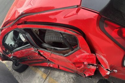 Carro de família ficou destruído após acidente com ônibus em São Caetano