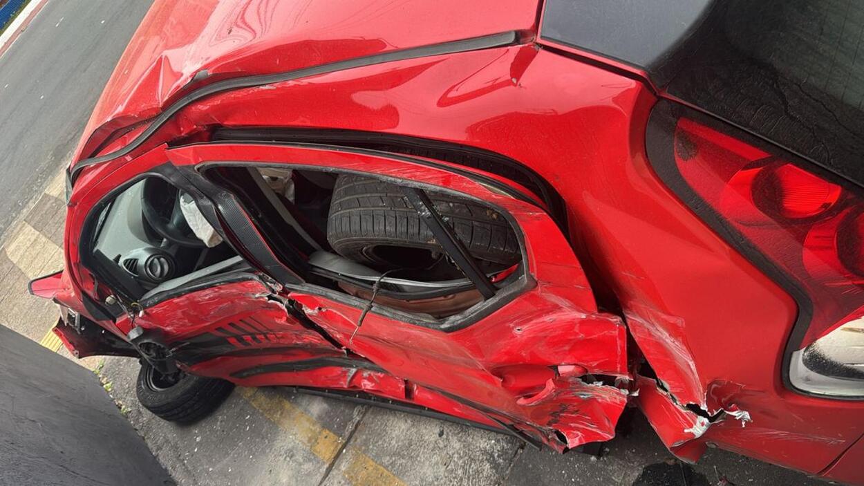 Carro de família ficou destruído após acidente com ônibus em São Caetano